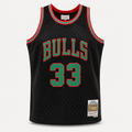 Mitchell & Ness Scottie Pippen Chicago Bulls 1997-98 Hardwood Classics black Neapolitan Swingman jersey featuring a subtle diamond-textured body with red and green layered typography and number 33.